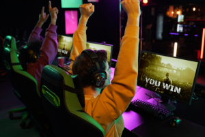 Learning to Succeed in Competitive Bets: How to be a Smart Bettor