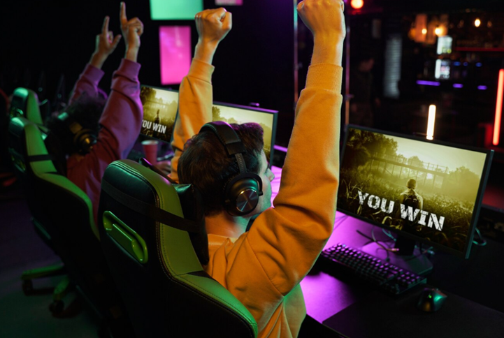 Learning to Succeed in Competitive Bets: How to be a Smart Bettor